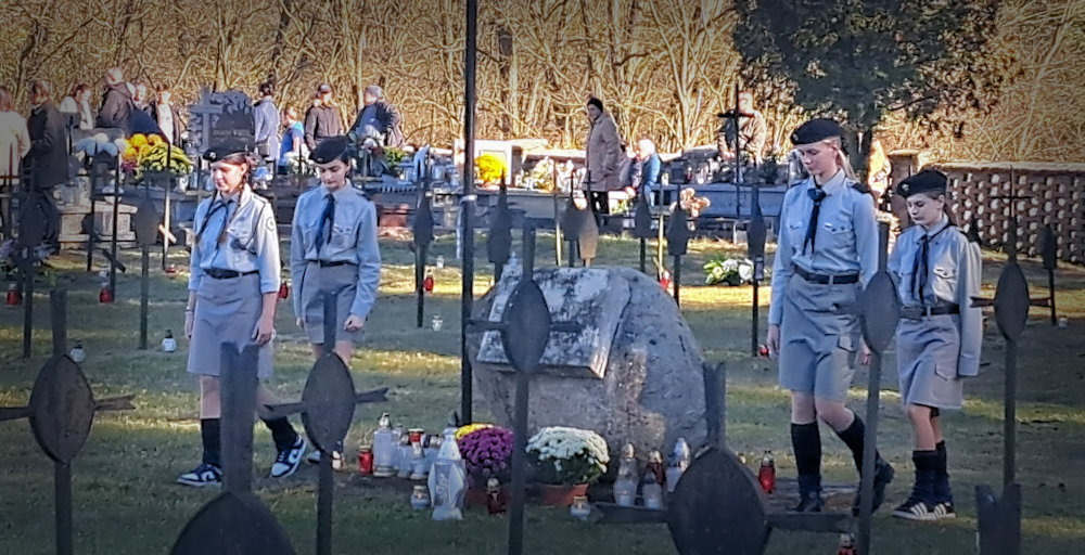 Harcerze pełnią wartę przy Grobie Nieznanego Żołnierza